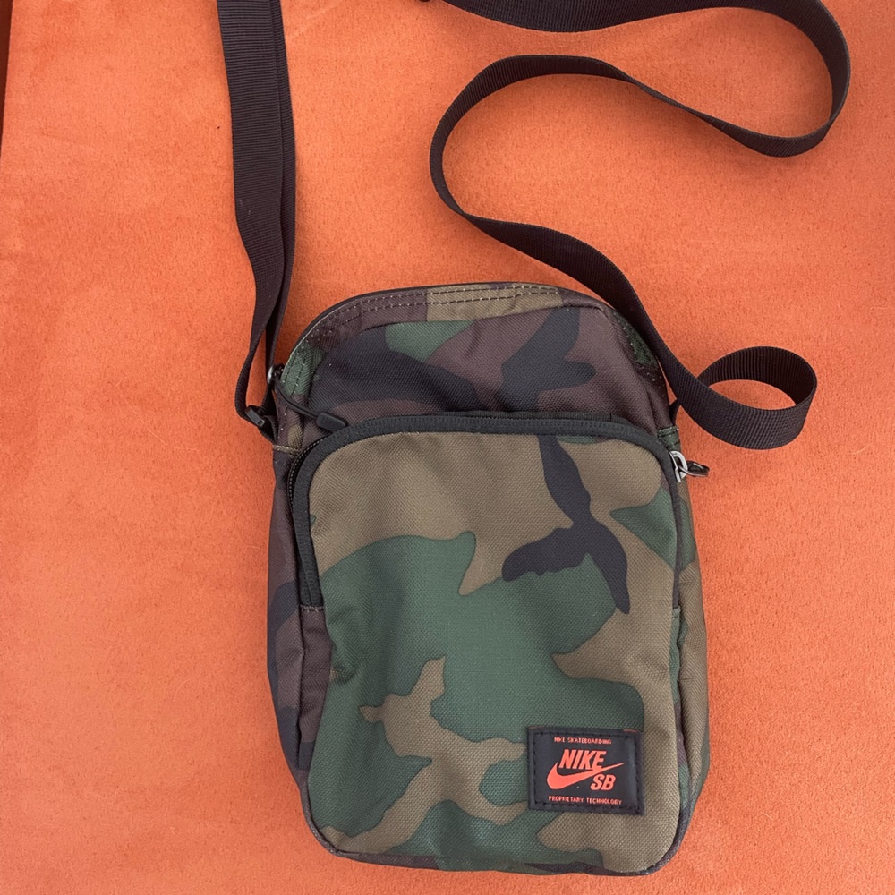 Mens/Womens camo Nike SB crossbody heritage bag with 2 pockets